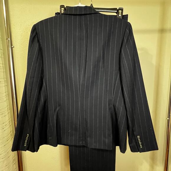 Vintage Chaps pinstripe wool suit set, women's 12 - Picture 6 of 10